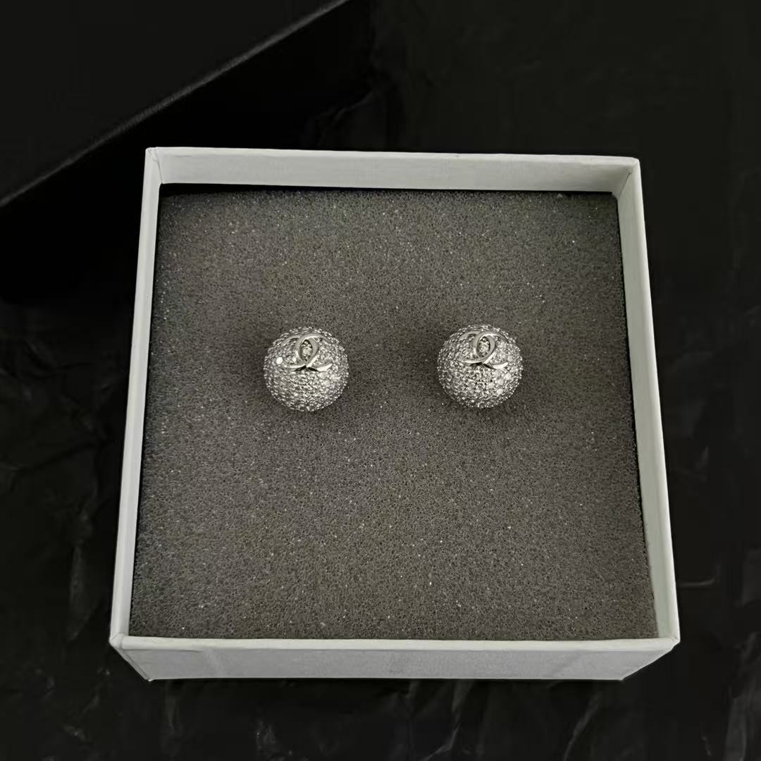 <p>CHANEL&nbsp;中古耳钉(銀)</p>