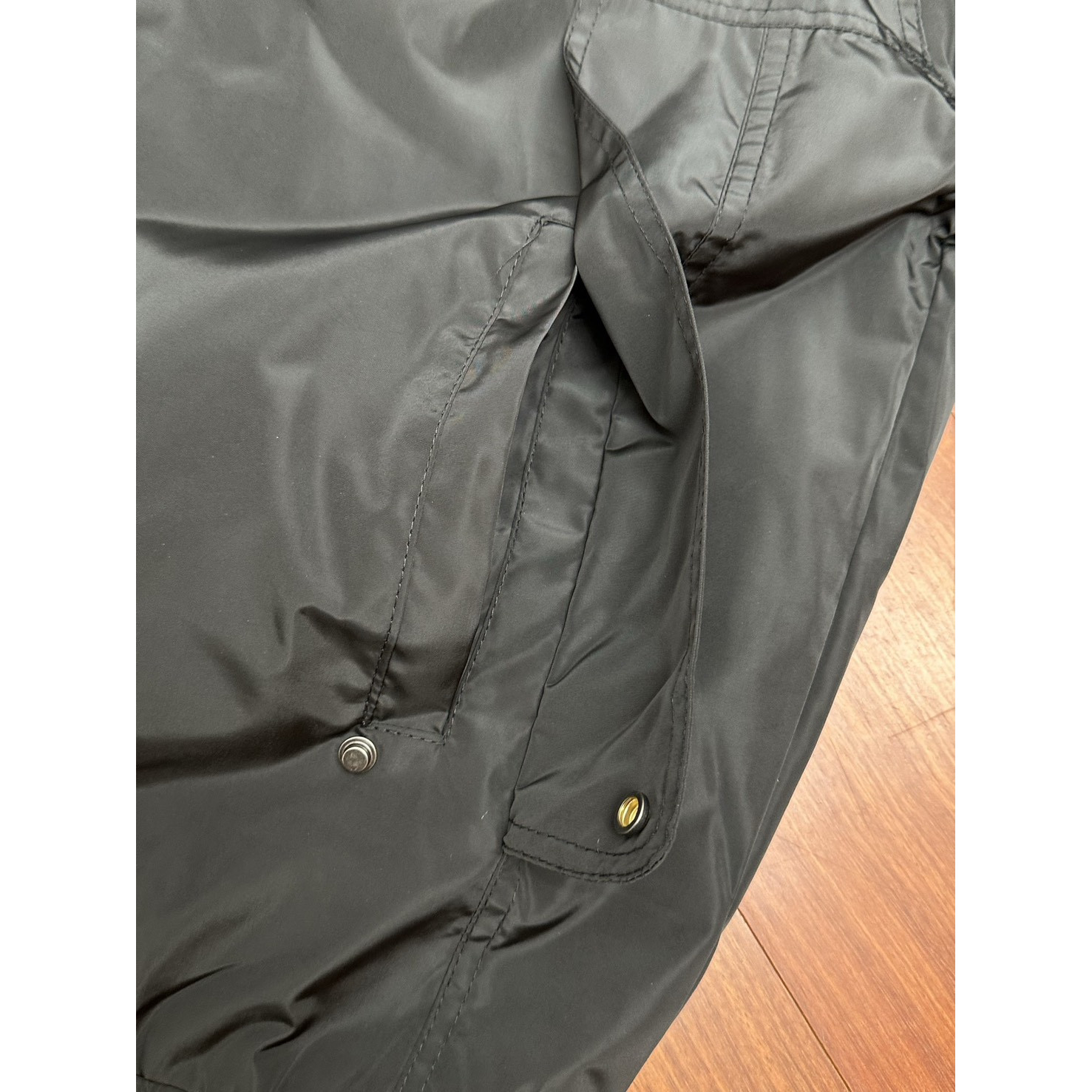 <p>Burberry 连帽防风外套(黑)</p>