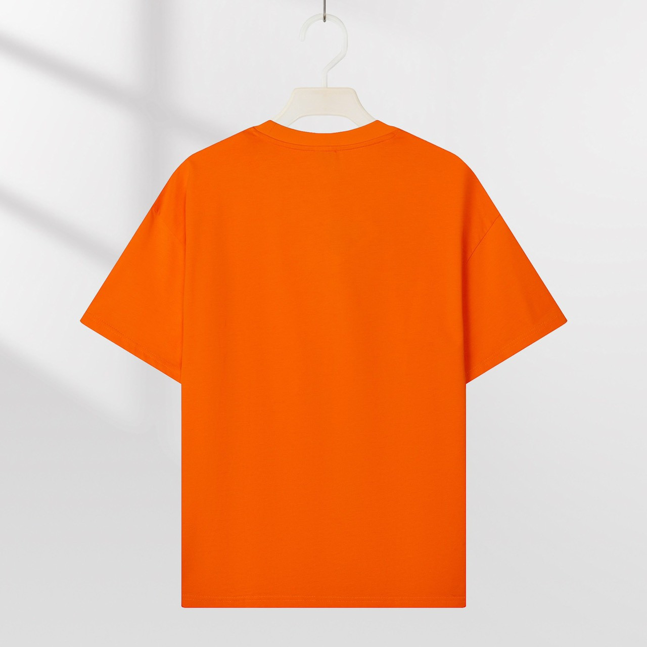 <p>&nbsp;LOEWE &nbsp;logo压花短袖T恤(橙)</p>