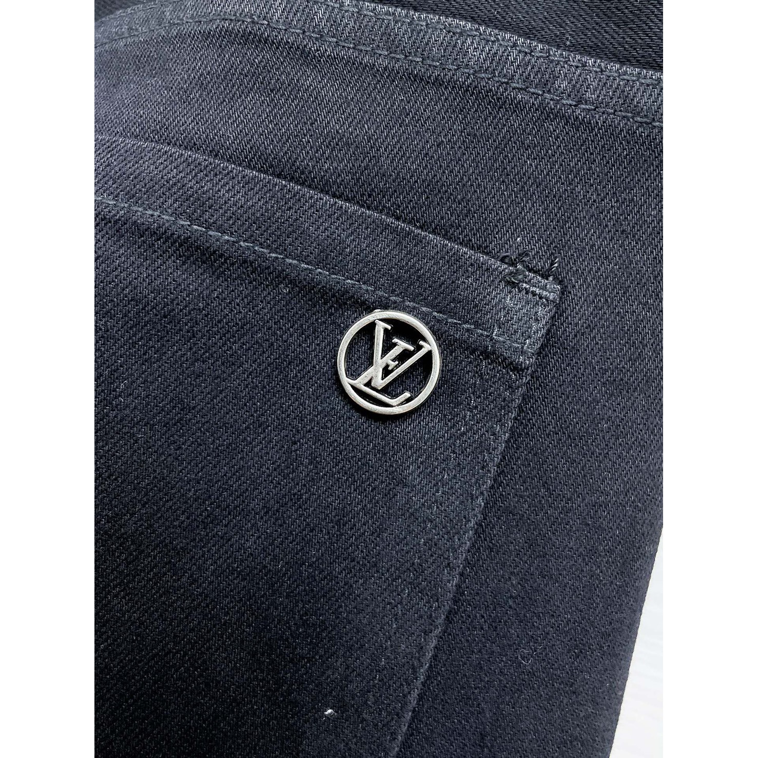 <p>LV&nbsp;高品质牛仔裤(黑)</p>