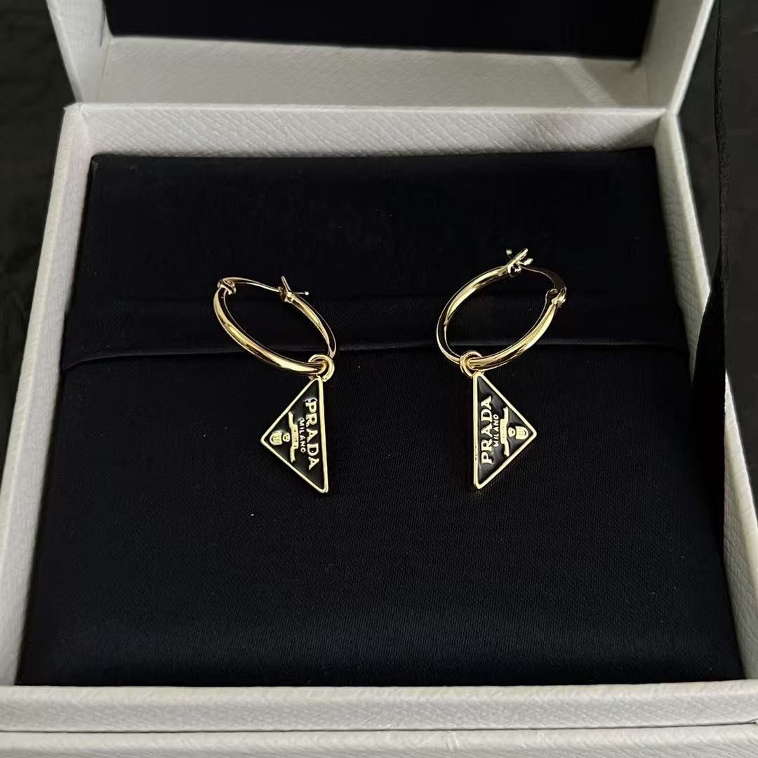 <p>PRADA 三角形耳环</p>