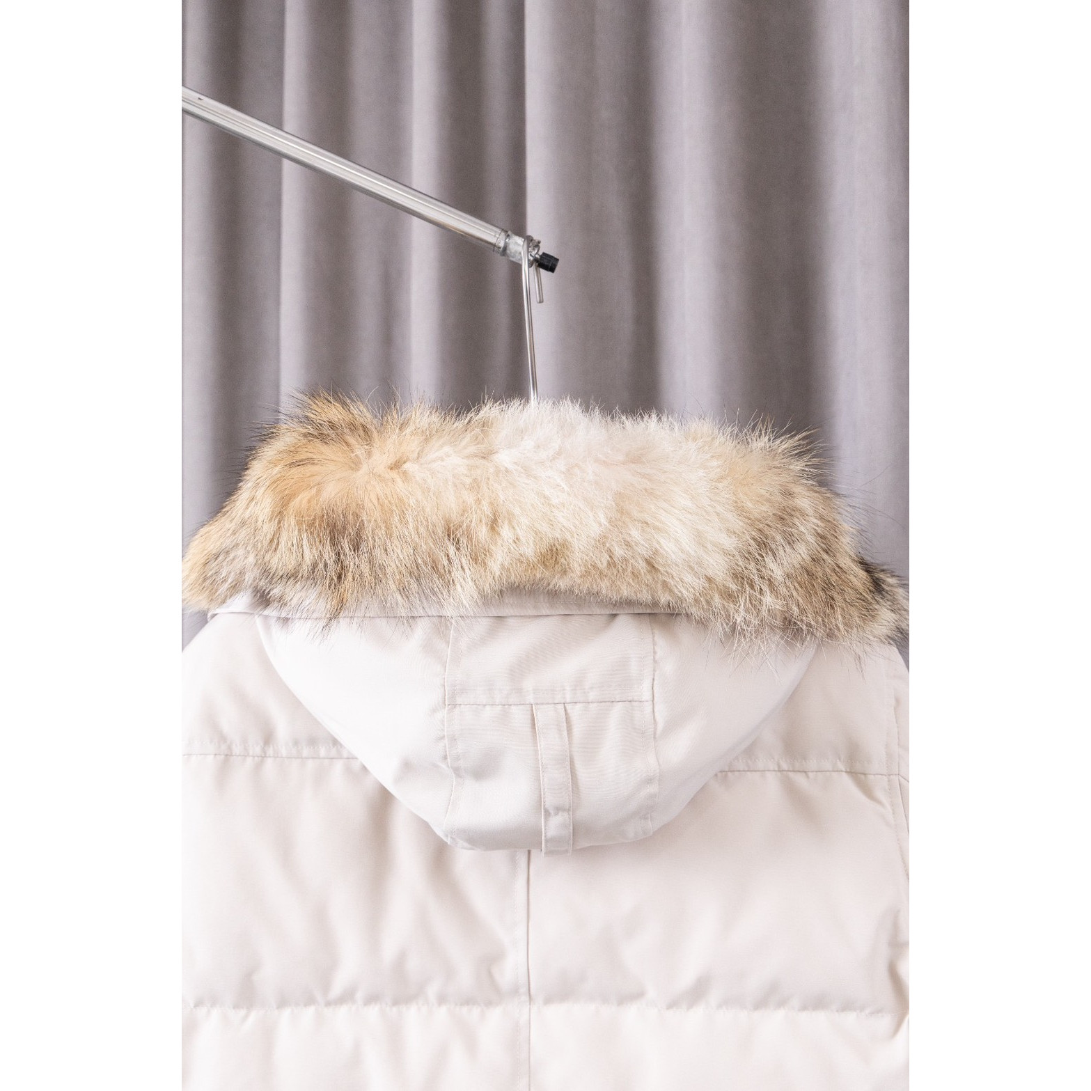 <p>Canada Goose 顶级狼毛Wyndham 2048M &nbsp;29款 系列派克大衣羽绒服(奶白色)</p>