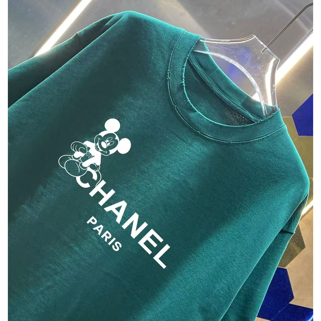 <p>CHANEL 洗水磨破短袖T恤(洗水綠)</p>