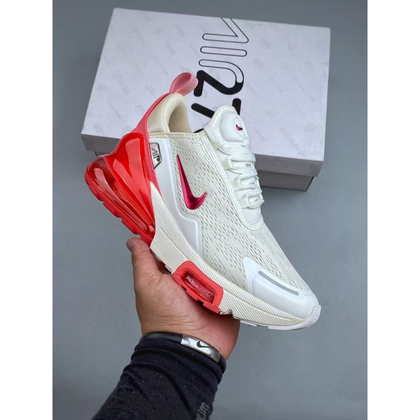 <p>Nike AIR MAX 270 气垫休闲跑鞋(白紅)</p>