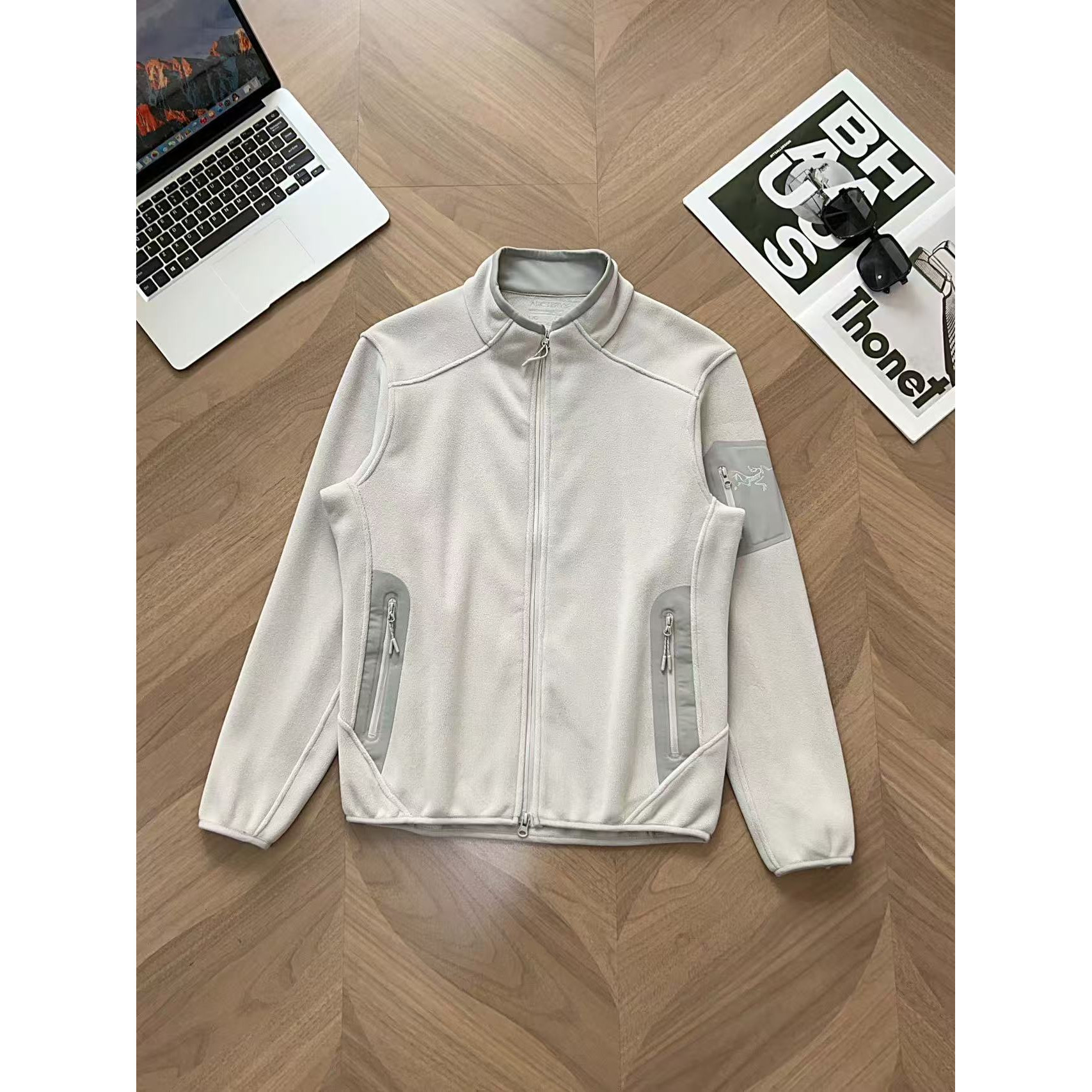 <p>ARC`TERYX 户外机能羊羔毛棉服外套(灰白)</p>