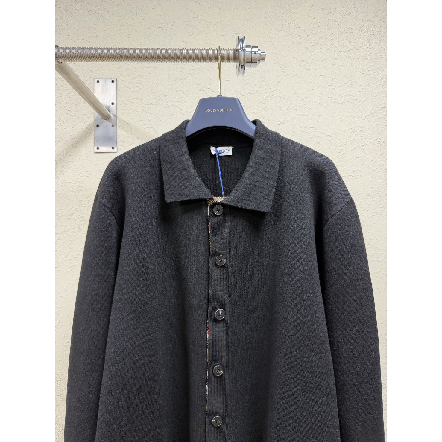 <p>Burberry 羊毛格纹装饰衣襟开衫衬衫(黑)</p>
