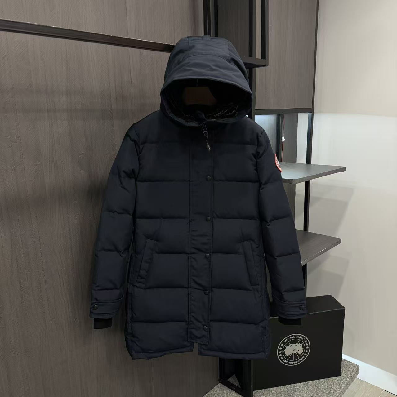 <p>Canada Goose Shelburn*派克大衣羽绒服(藏青紅標)</p>