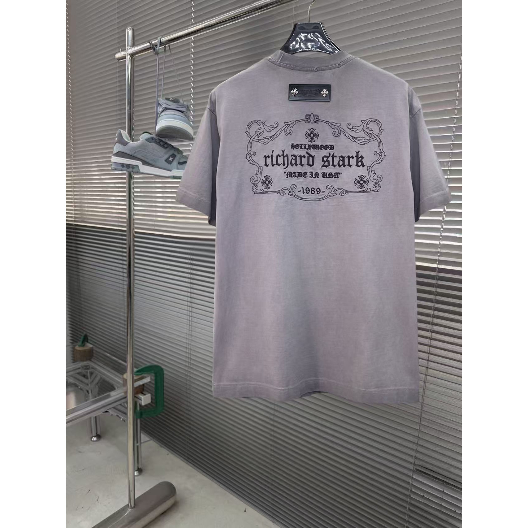 <p>CHROME HEARTS 专柜新款短袖T恤(洗水紫)</p>