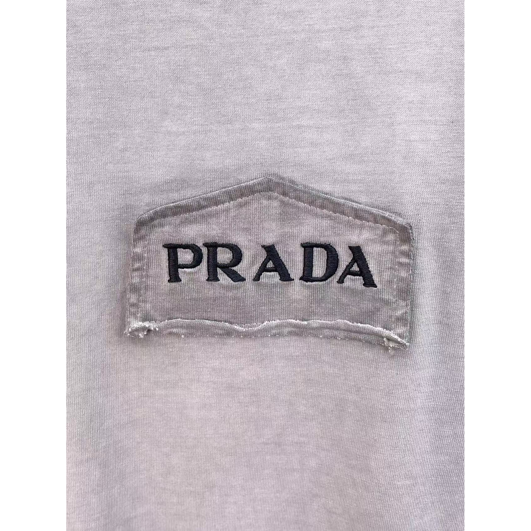<p>PRADA&nbsp;专柜新款短袖T恤(洗水紫)</p>