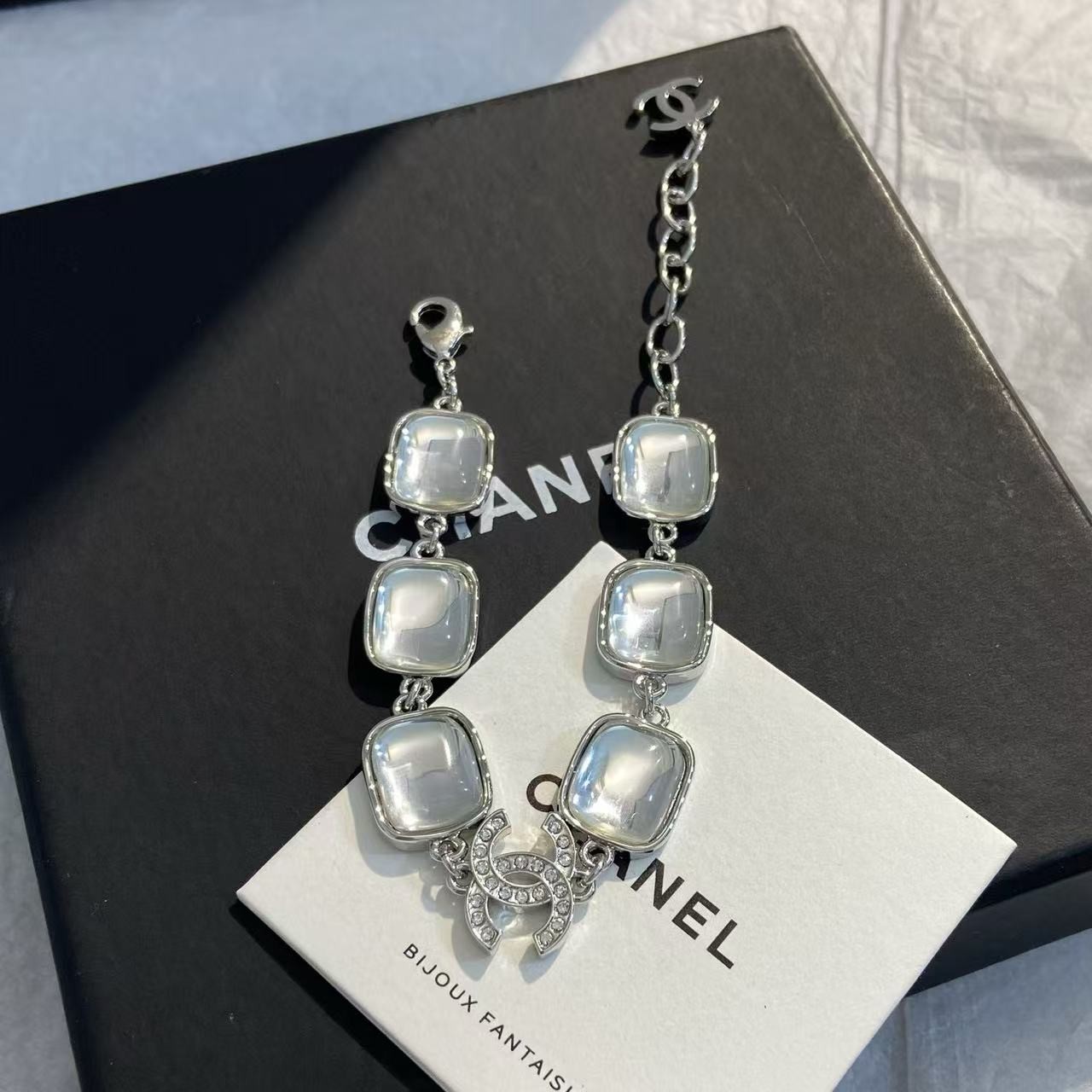 <p>CHANEL 银色方糖透明水晶双C手链</p>
