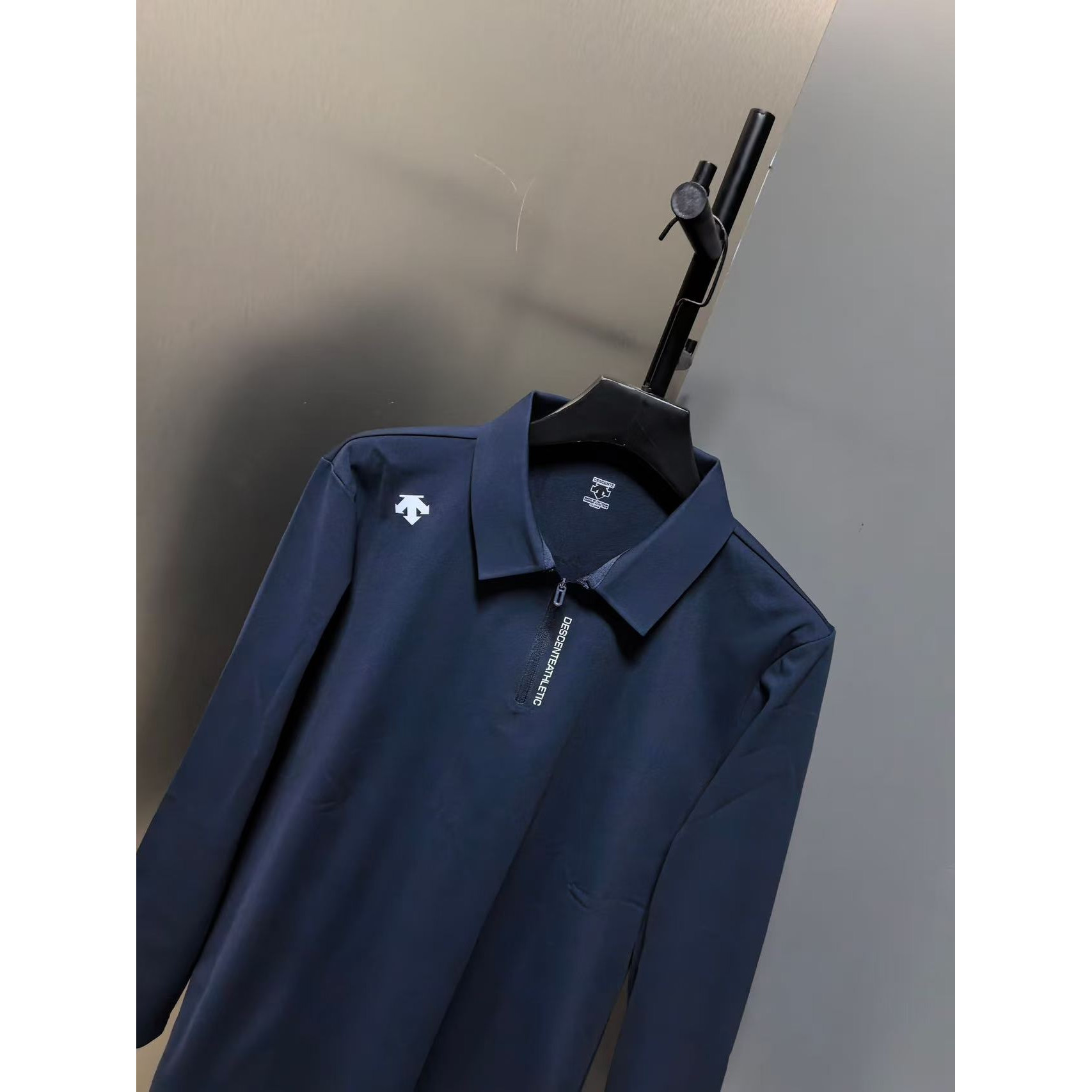 <p>Descente 半拉连长袖打底(藏青)</p>