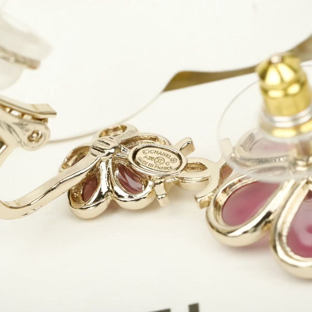 <p>CHANEL&nbsp;粉色山花朵双c耳钉</p>