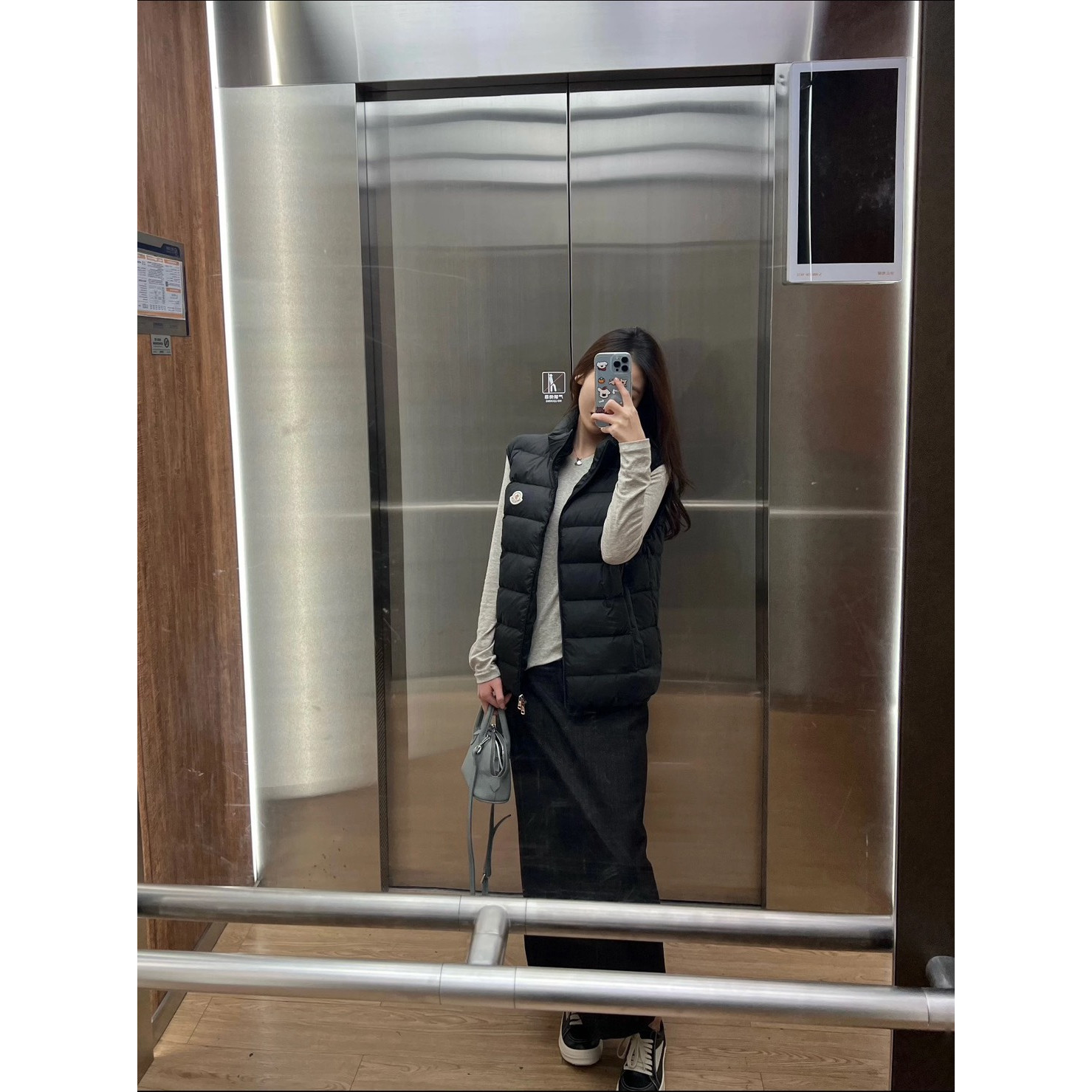 <p>Moncler 情侣款羽绒服 (黑Y24)</p>