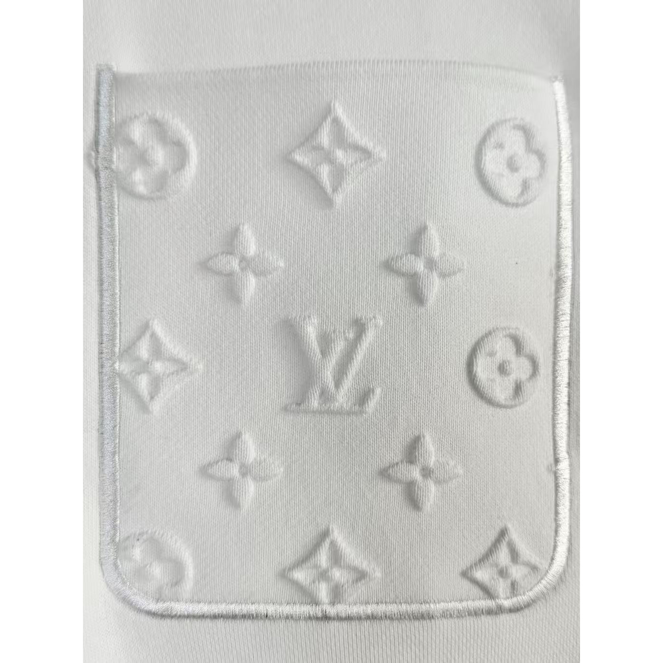 <p>LV 刺绣圆领卫衣(白)</p>