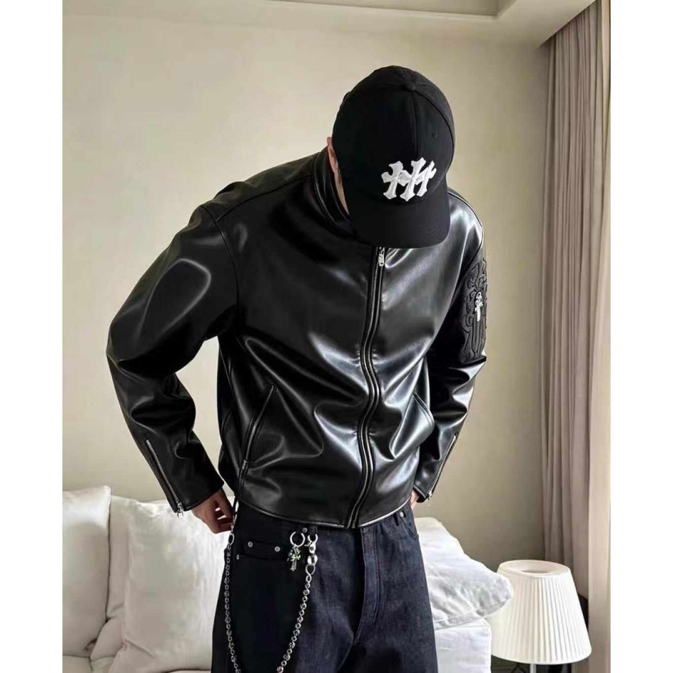 <p>Chrome Hearts 立领宝剑皮衣外套(黑)</p>