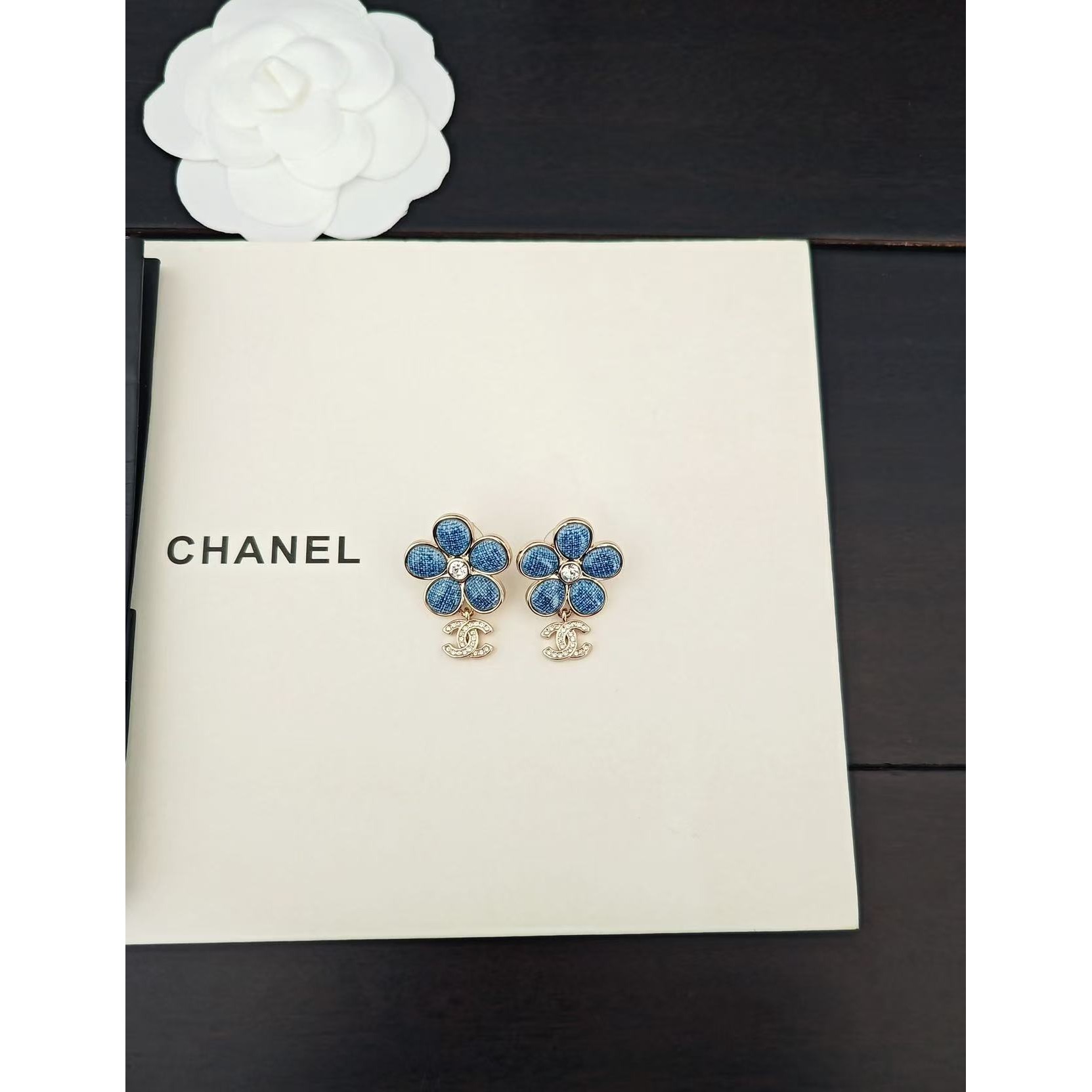 <p>CHANEL&nbsp;蓝色花朵耳环</p>