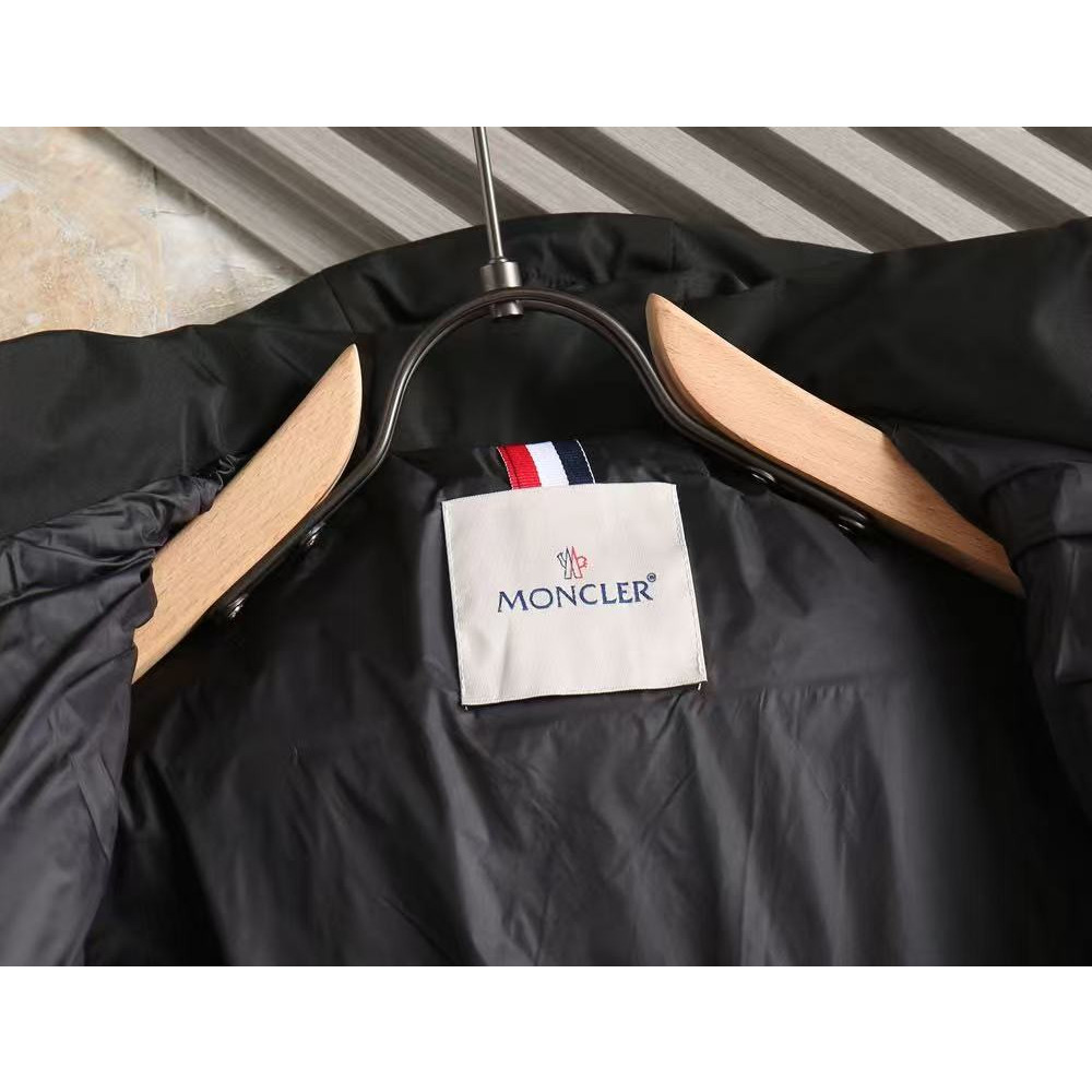 <p>MONCLER 羽绒服(黑)</p>