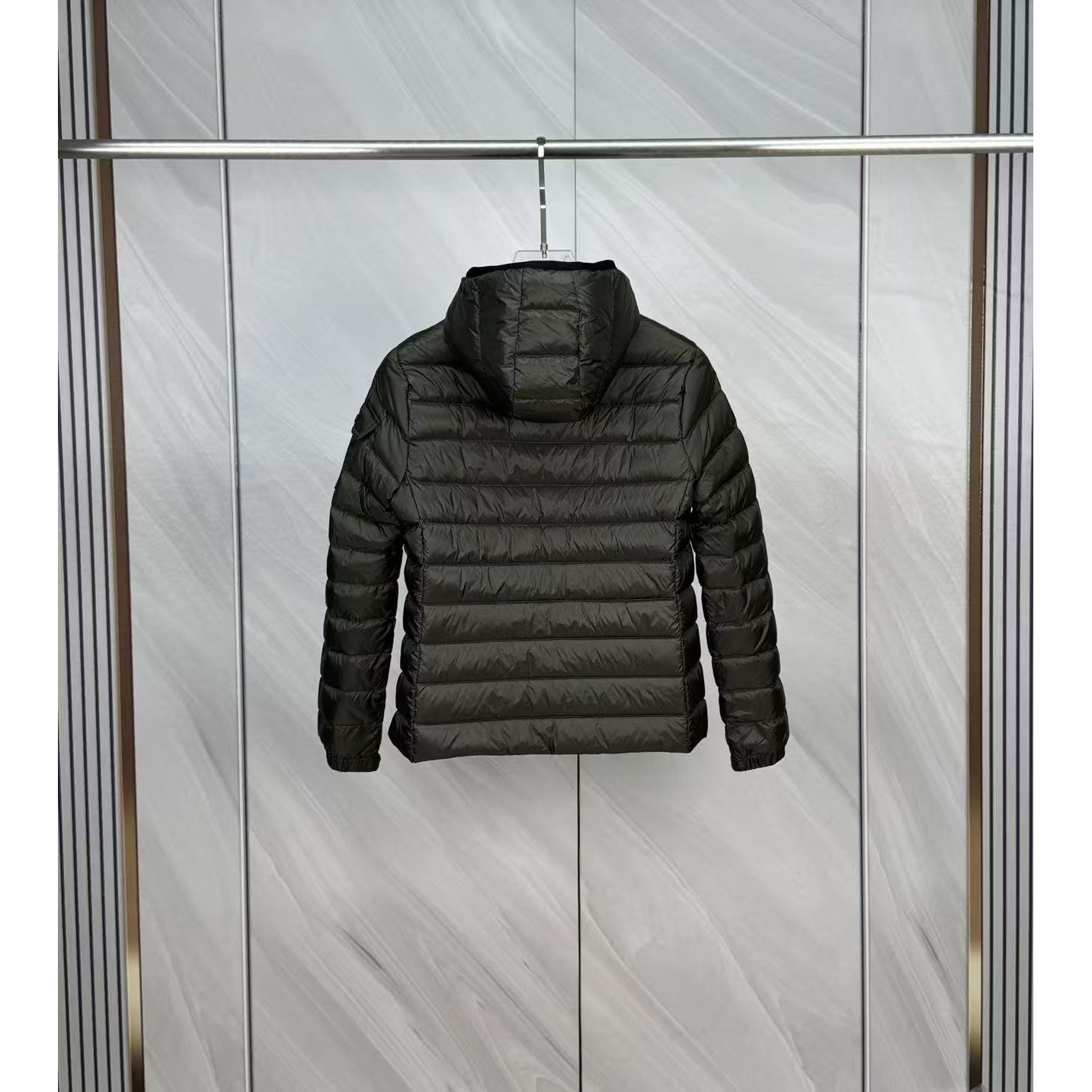<p>Moncler Bles系列羽绒服(軍綠)</p>
