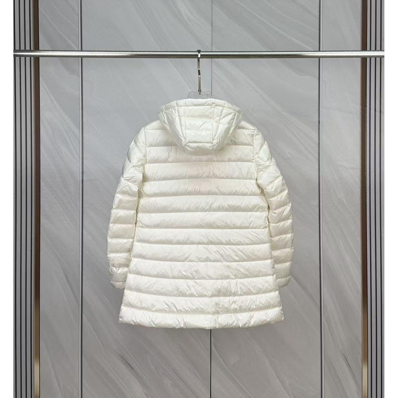 <p>Moncler 连帽中长羽绒服(白)</p>