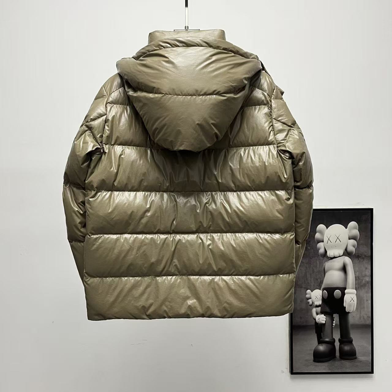 <p>Moncler 70周年双标连帽羽绒服(深棕色)</p>