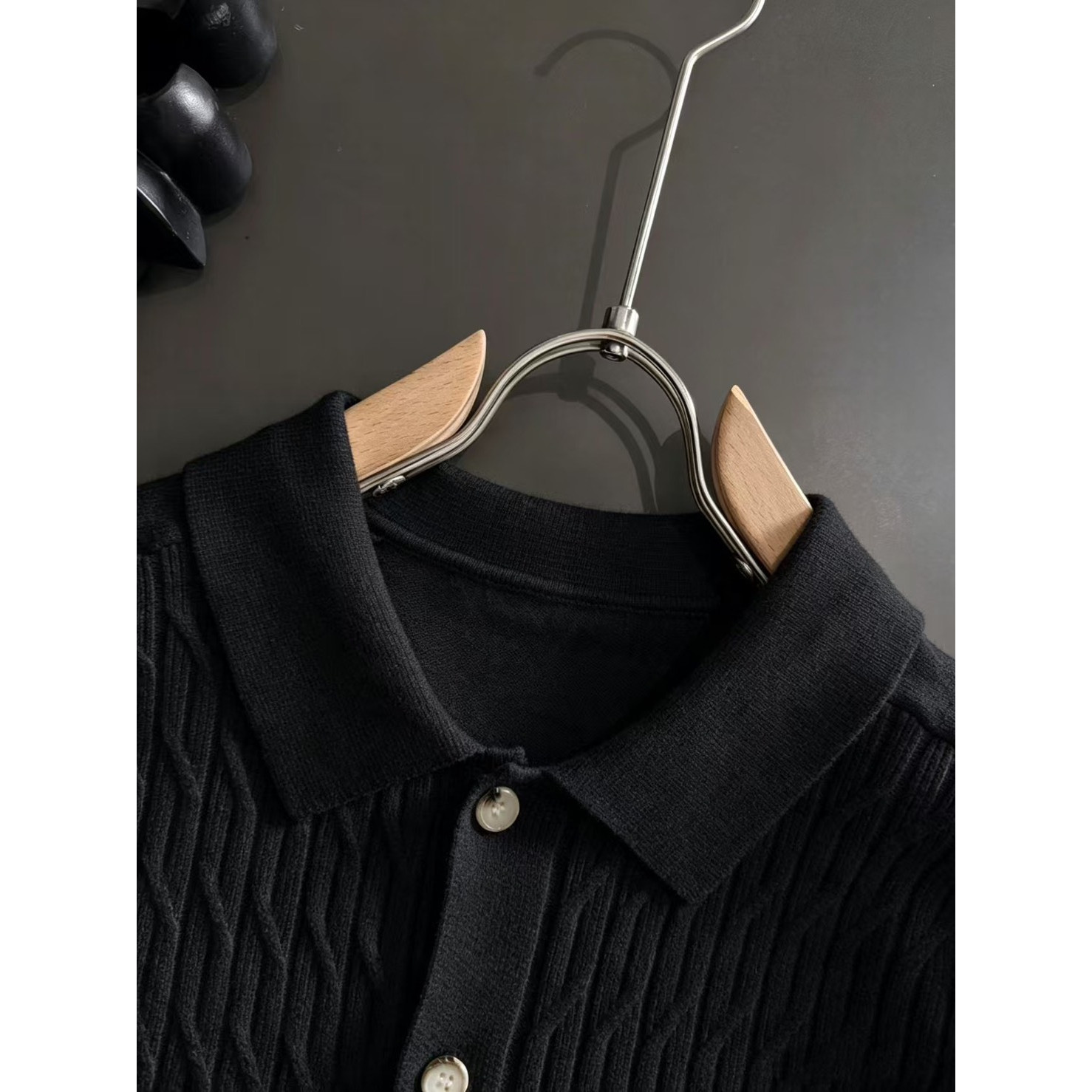 <p>Loro Piana 男士翻领针织外套(黑)</p>