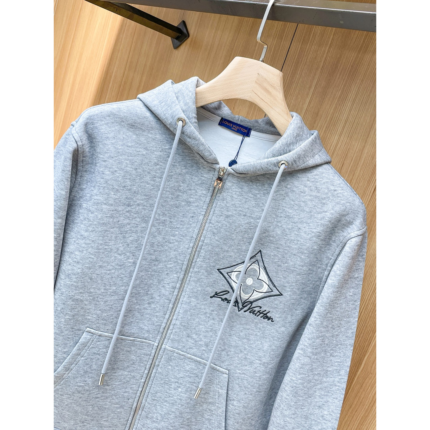 <p>LV 精品外套(灰)</p>