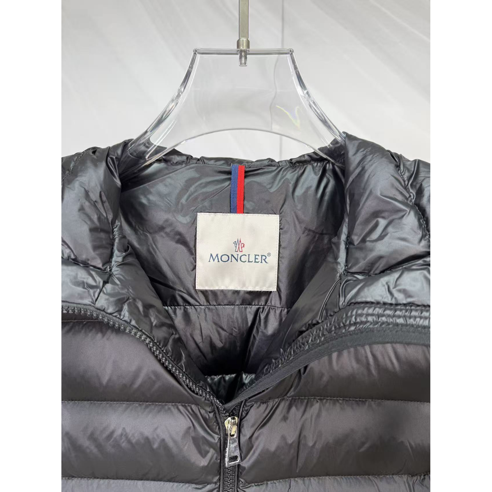 <p>Moncler 连帽中长羽绒服(黑)</p>