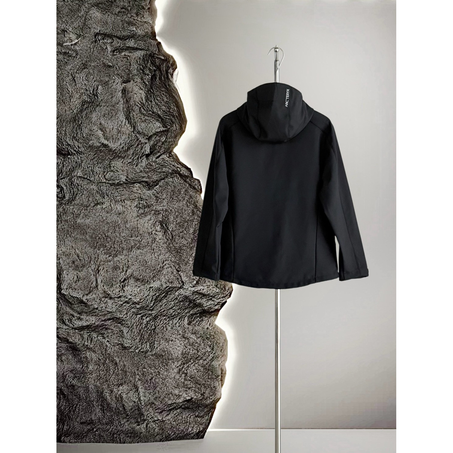 <p>Arc'teryx 软壳加薄绒冲锋衣(黑)</p>
