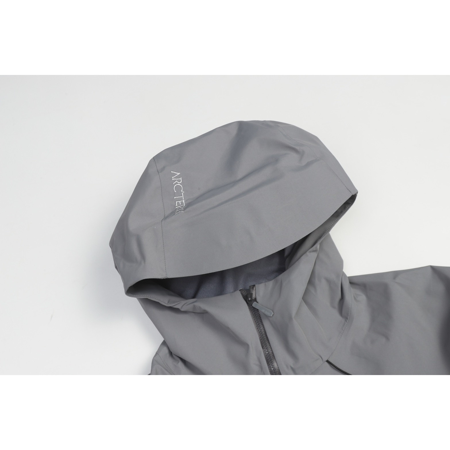 <p>Arc'teryx Bate SL 轻质透气连帽冲锋衣(灰)</p>