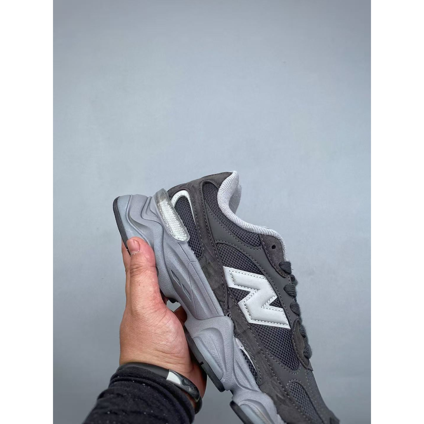 <p>New Balance NB9060 休闲鞋 (黑)&nbsp;</p>