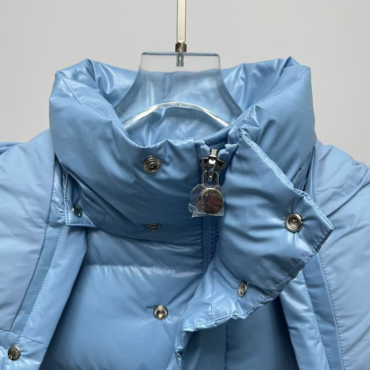 <p>Moncler 70周年双标连帽羽绒服(天藍色)</p>