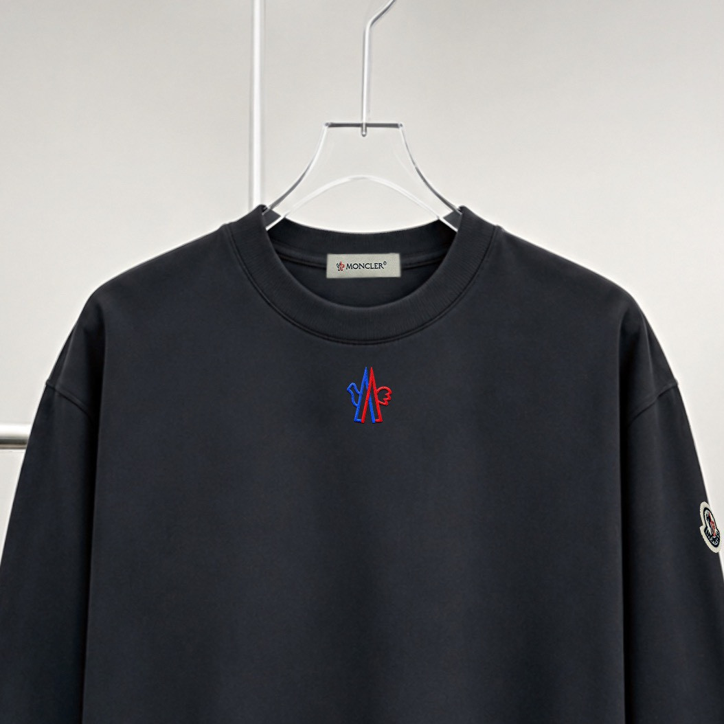 <p>MONCLER logo图案绣花长袖(黑)</p>