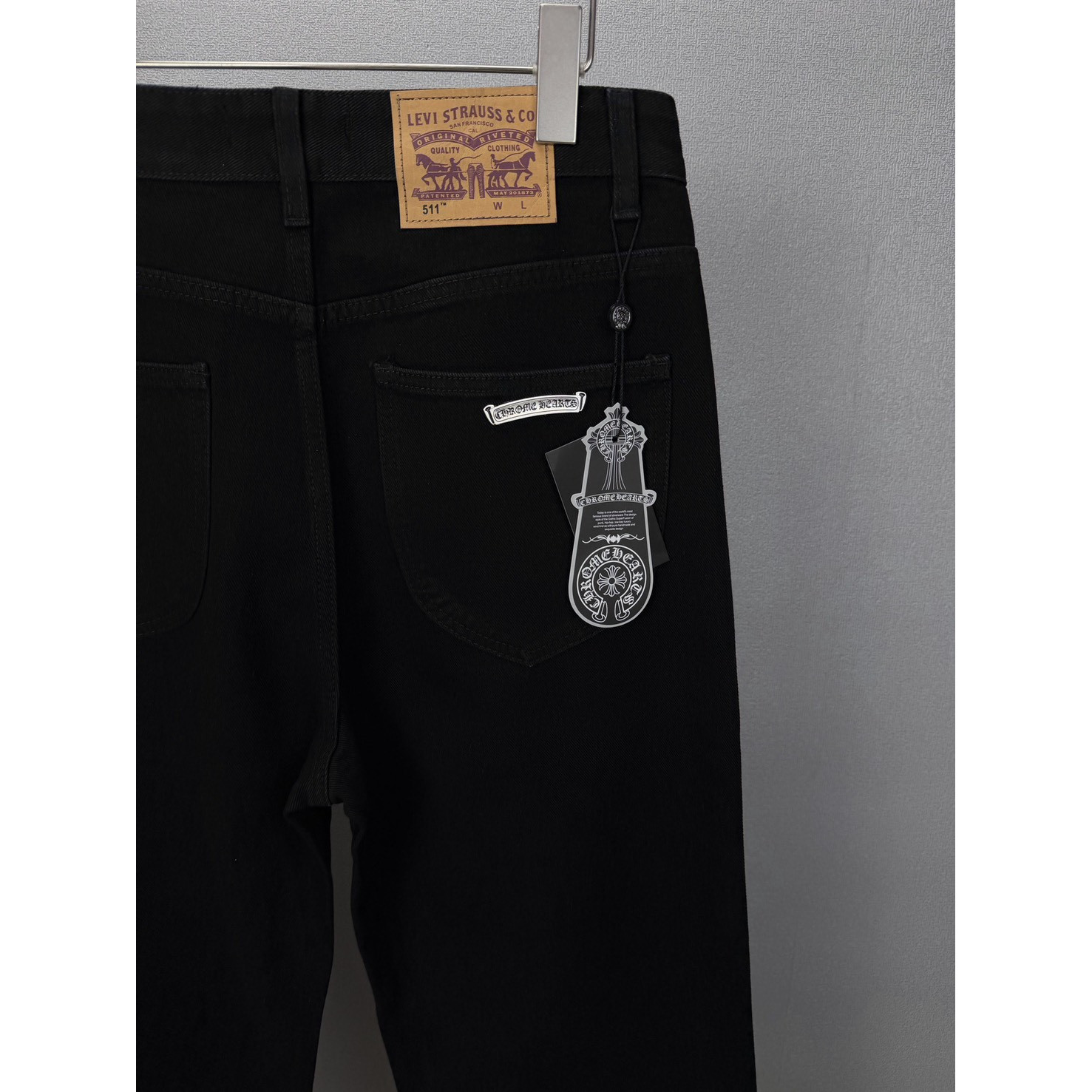 <p>CHROME HEARTS 黑白十字架拼皮情侣款水洗宽松牛仔裤</p>