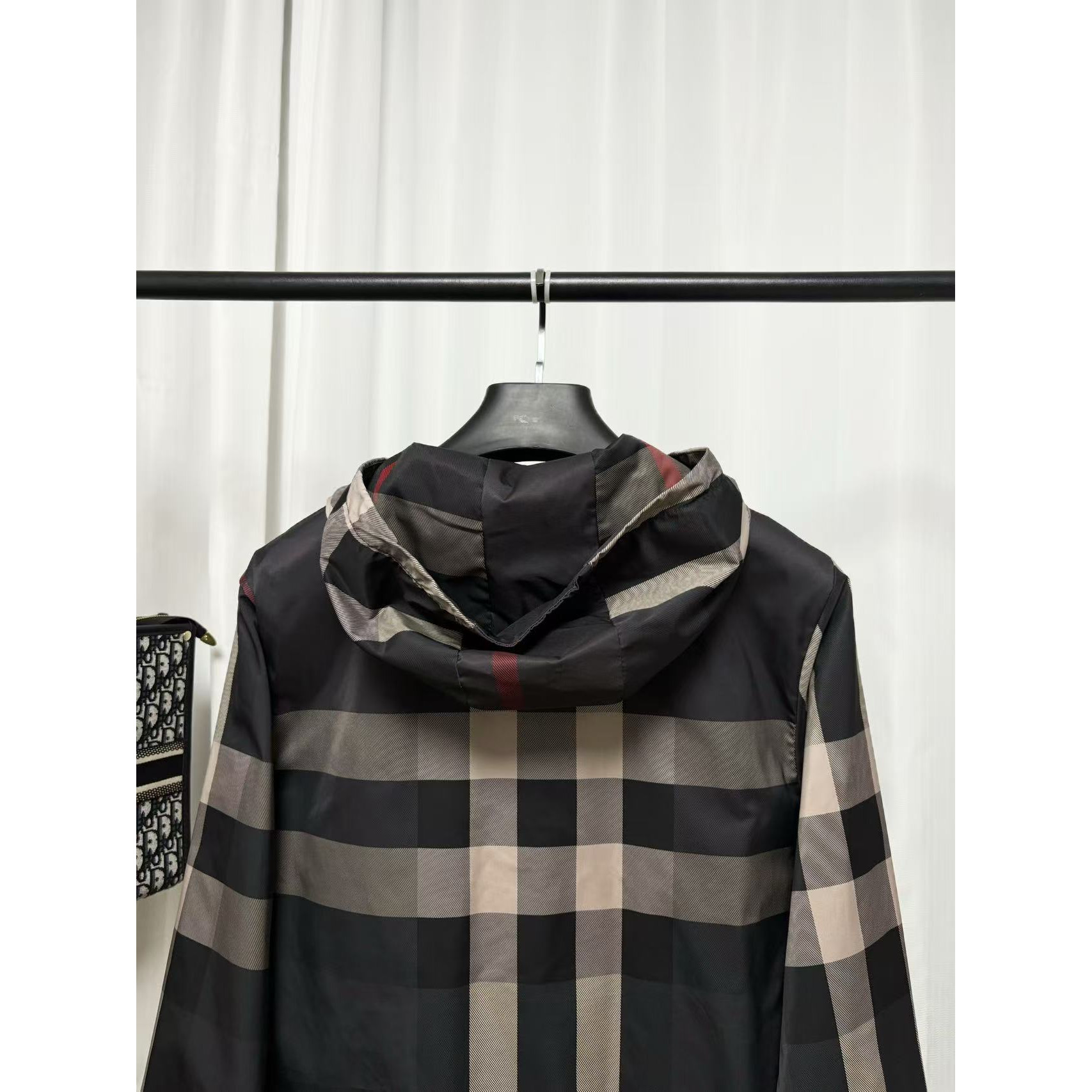 <p>Burberry 夹克外套(黑)</p>