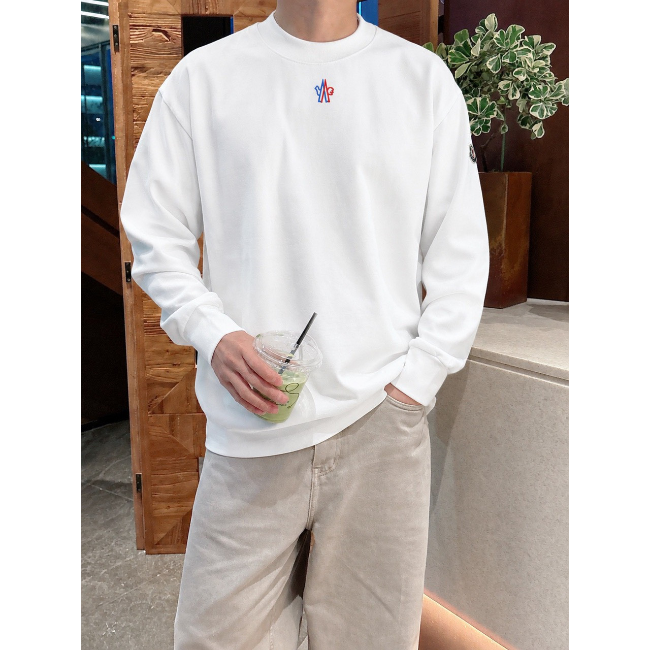 <p>MONCLER logo图案绣花长袖(白)</p>