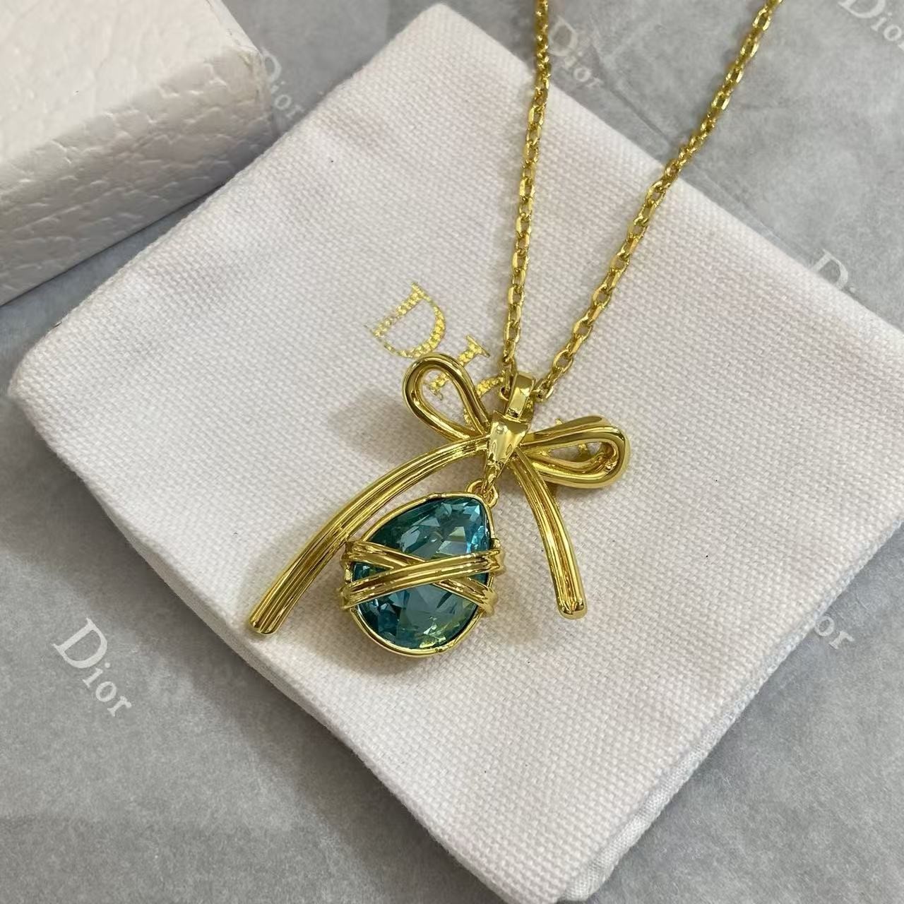 <p>DIOR 金色蝴蝶结海蓝水滴项链</p>