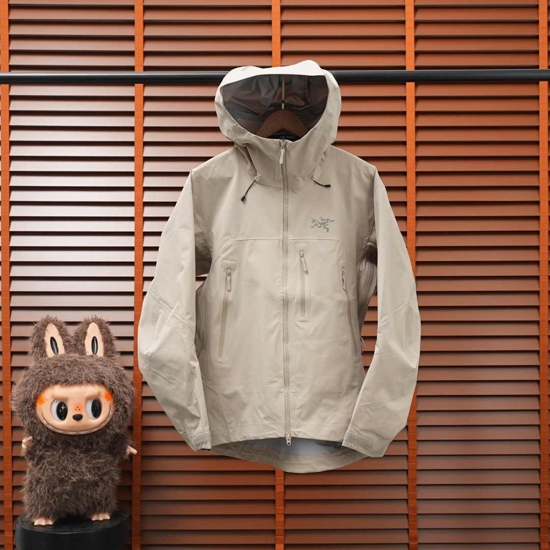 <p>ARC'TERYX &nbsp;BETA SV JACKET 增强防水防风连帽硬壳外套(卡其色)&nbsp;</p>