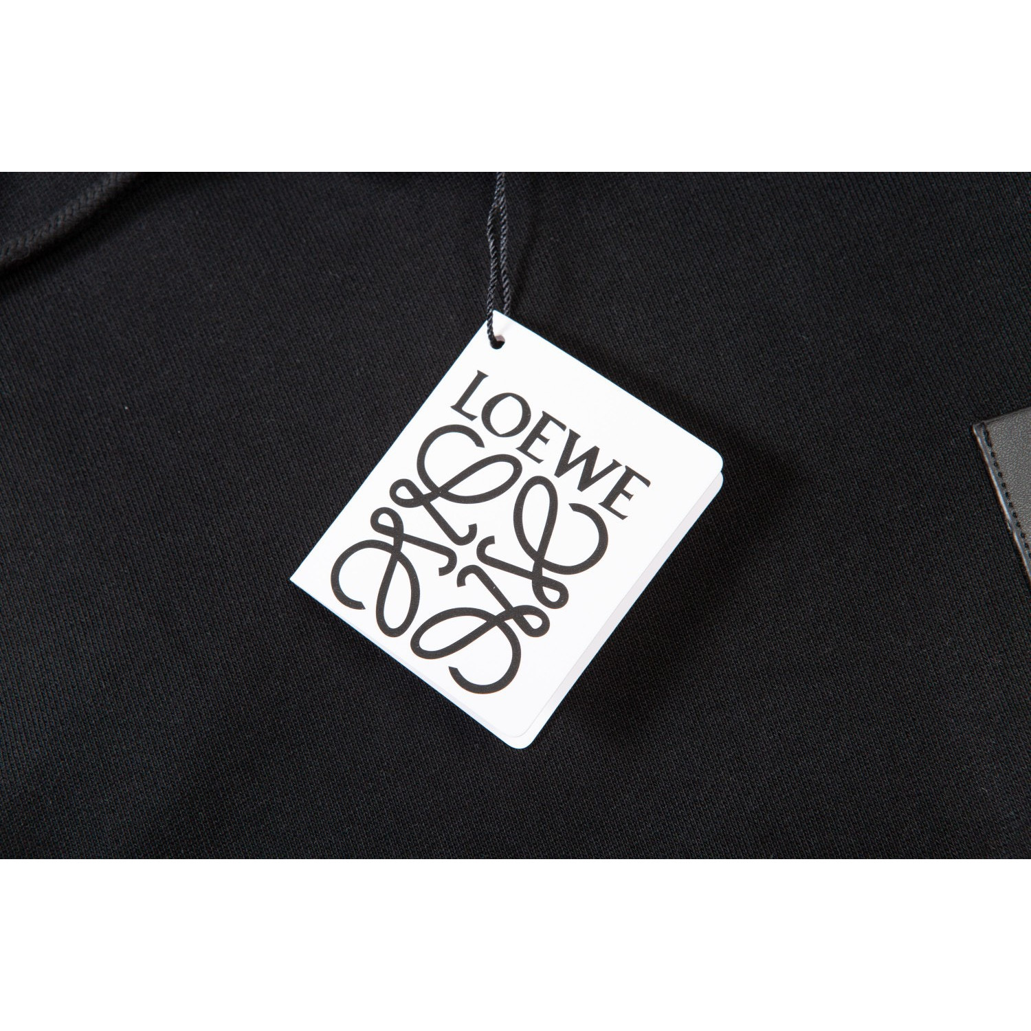 <p>Loewe logo皮口袋连帽卫衣(黑)</p>