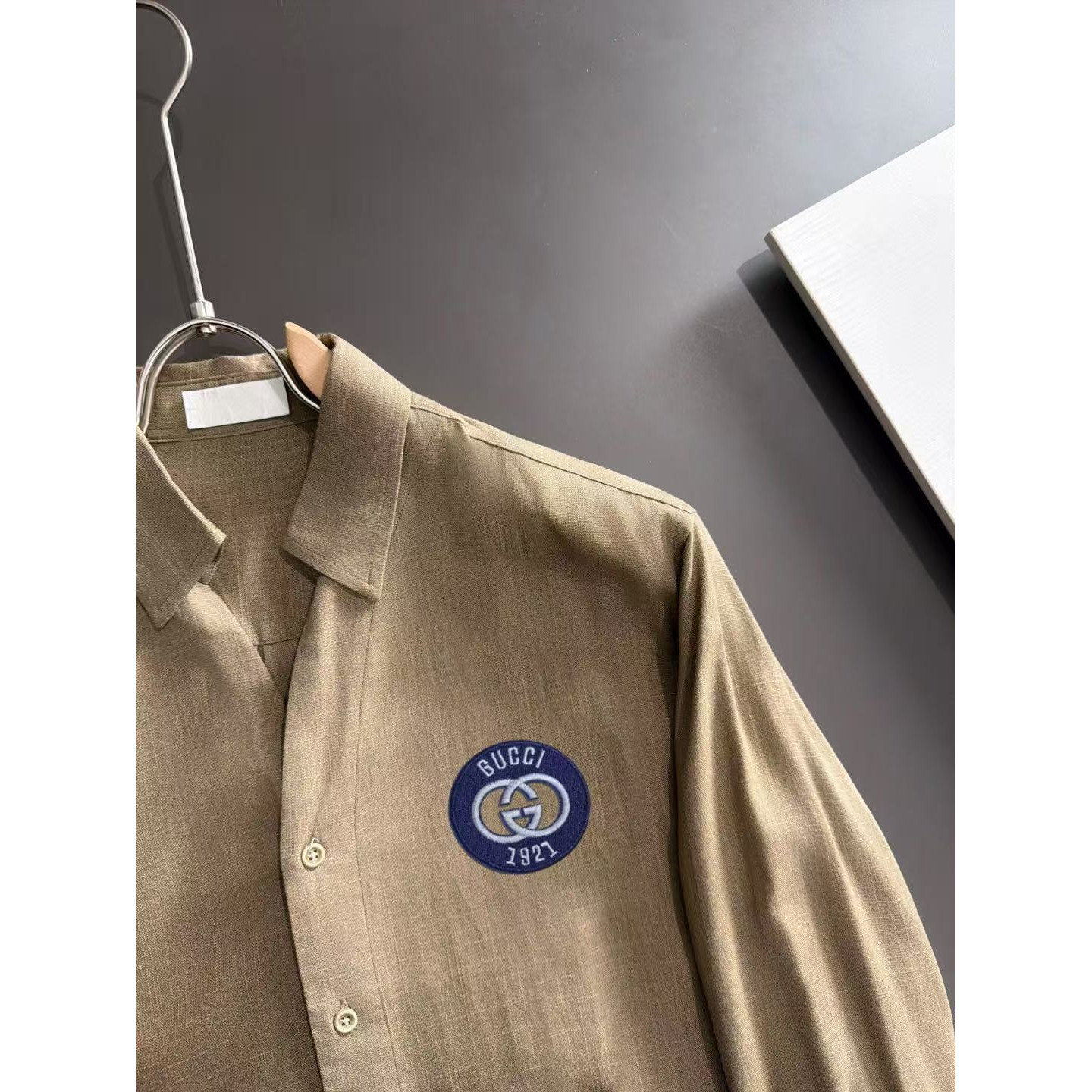 <p>Gucci 亚麻衬衫套装(卡其)</p>