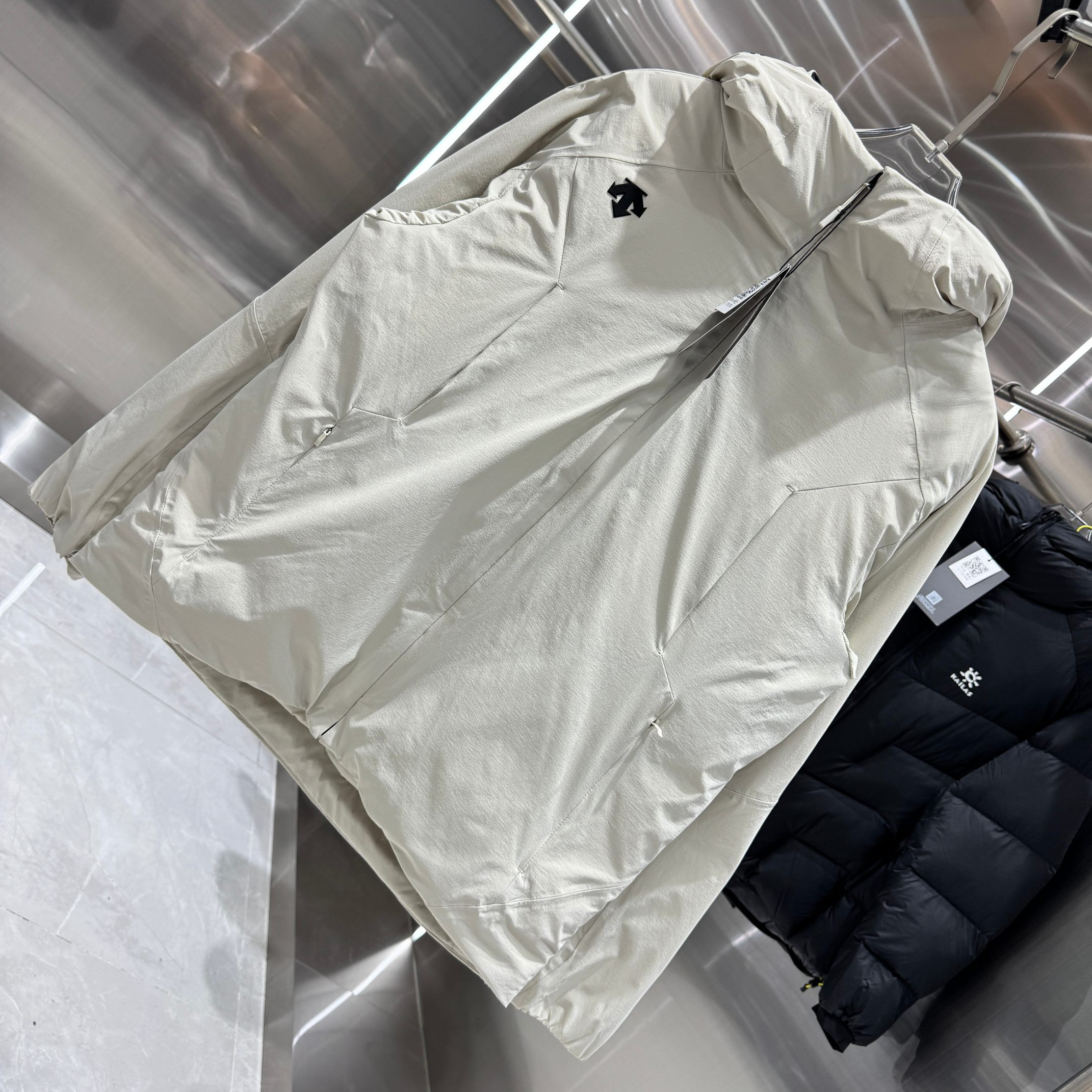 <p>DESCENTE 运动羽绒服(米白)</p>