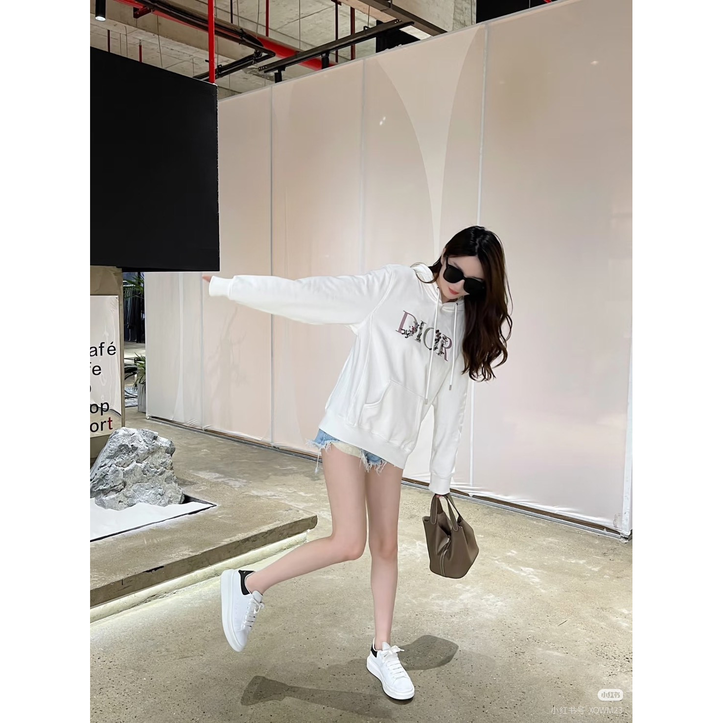 <p>Dior logo绣花帽衫卫衣(白)</p>