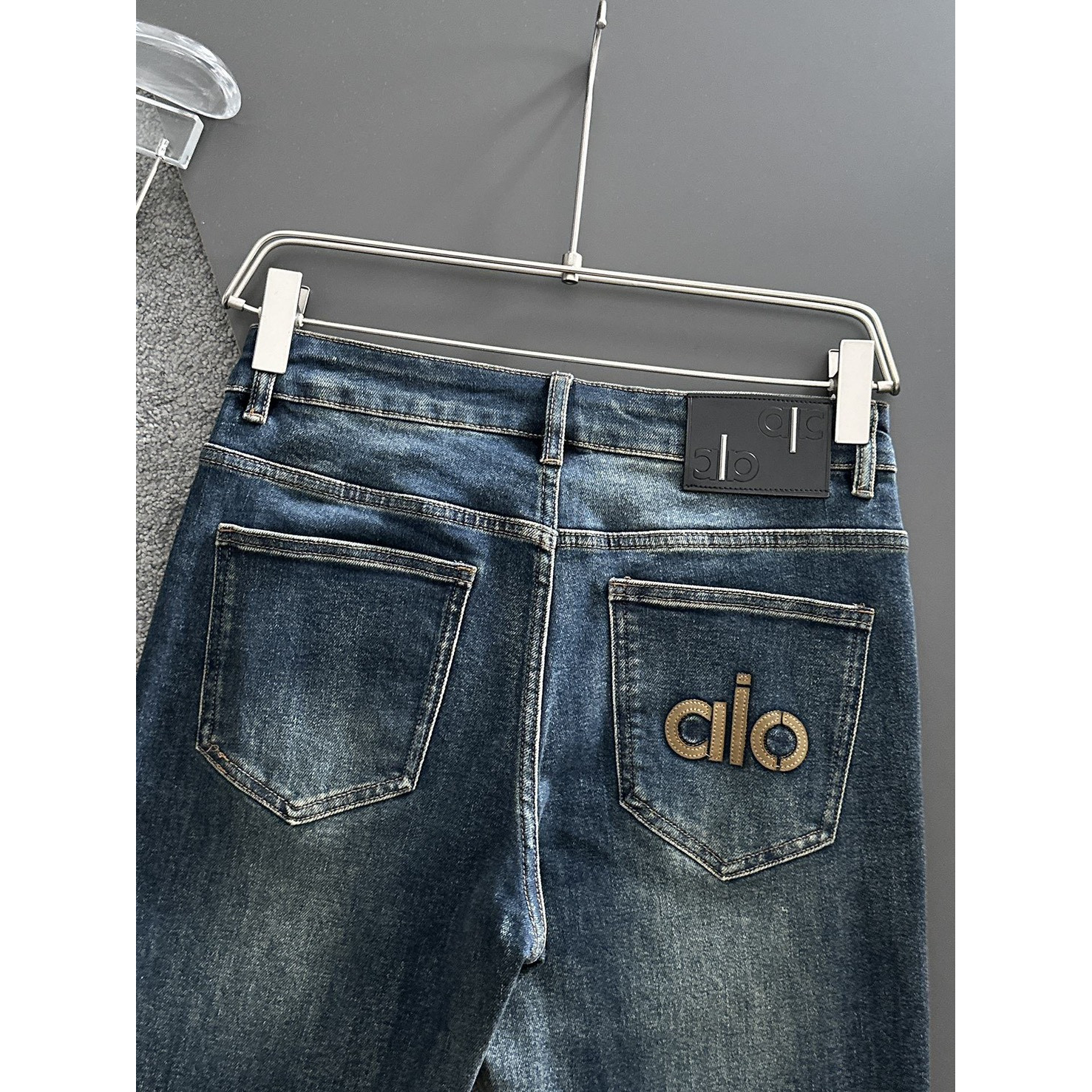 <p>ALO 高品质牛仔裤</p>
