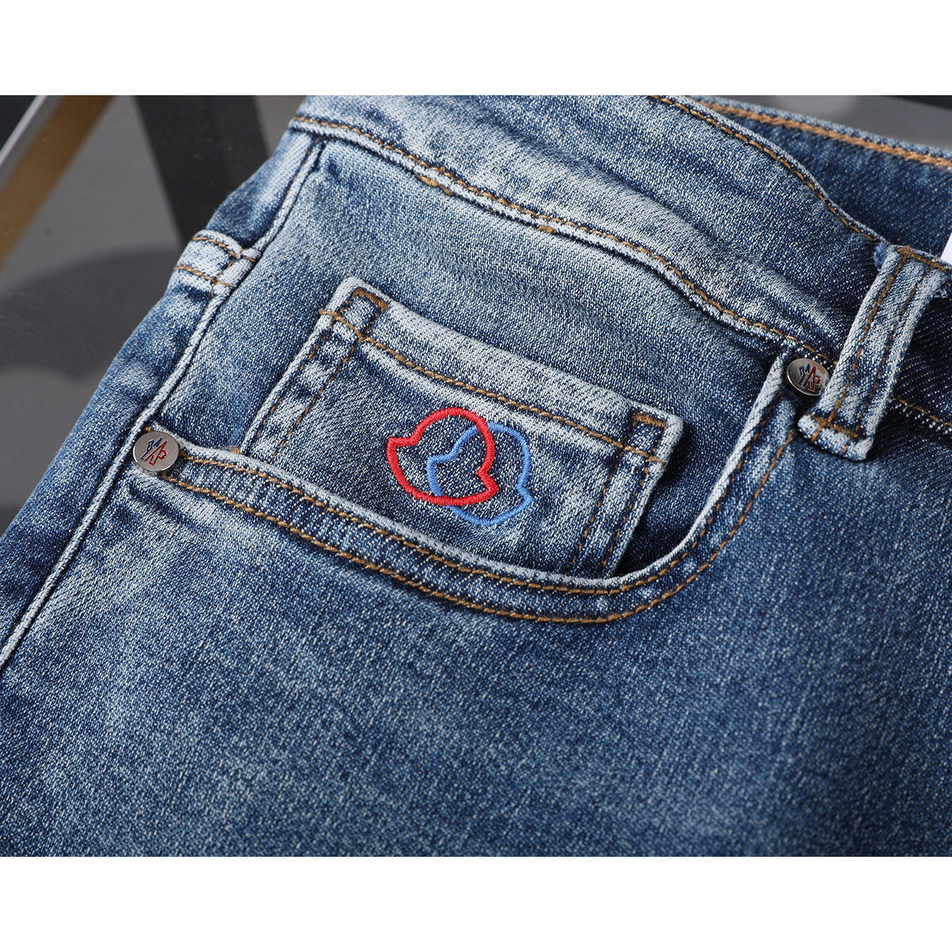 <p>MONCLER&nbsp;直筒牛仔裤(5039#)</p>