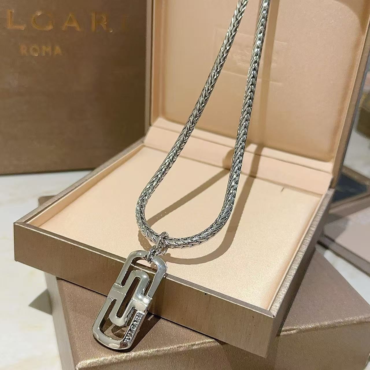 <p>BVLGARI&nbsp;项链</p>