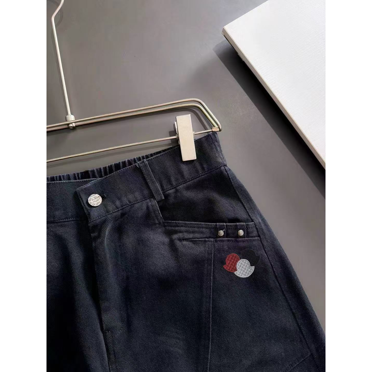 <p>MONCLER&nbsp;秋冬新款松紧带休闲裤(黑)</p>