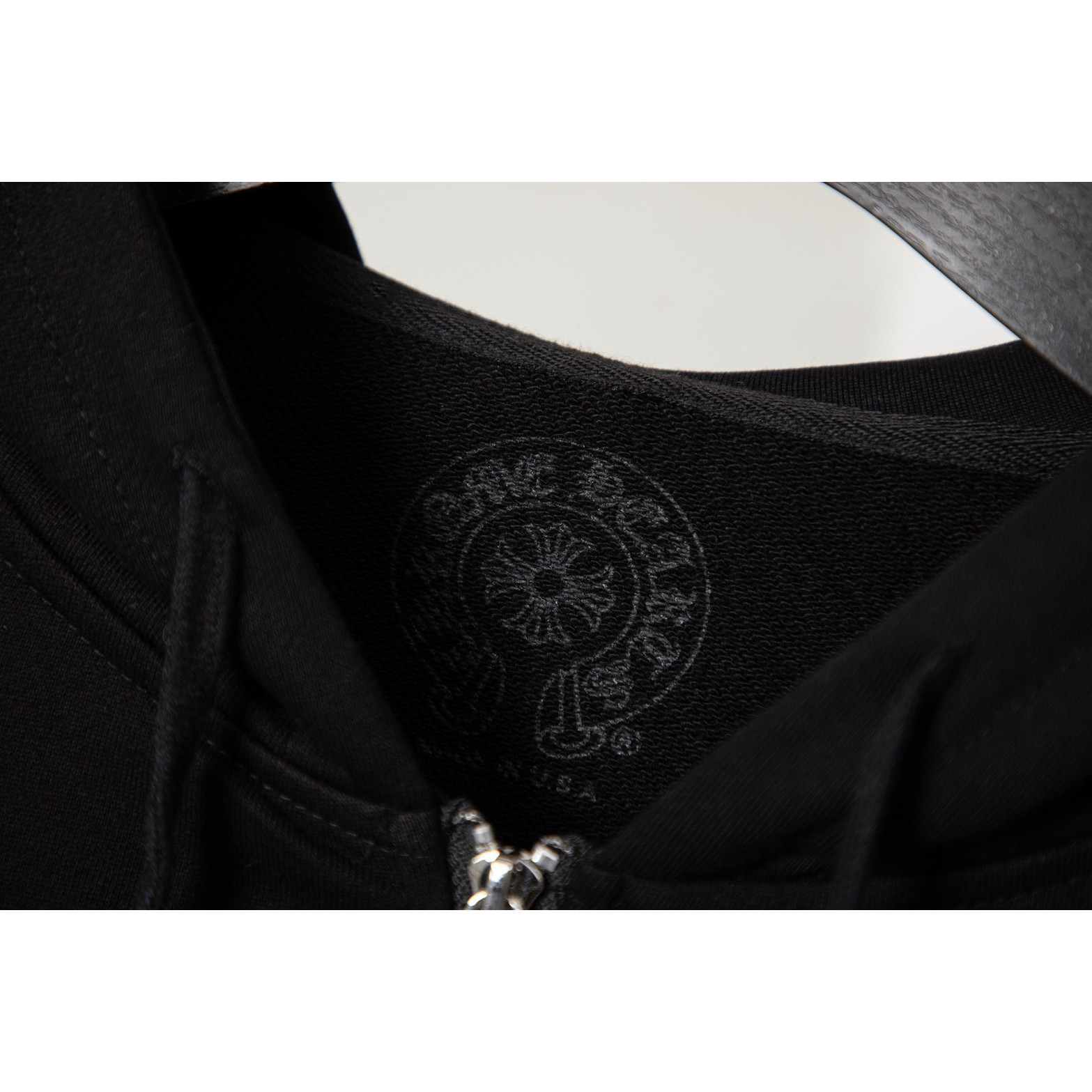 <p>CHROME HEARTS 炫彩十字架连帽外套(DZ80)(黑色)</p>