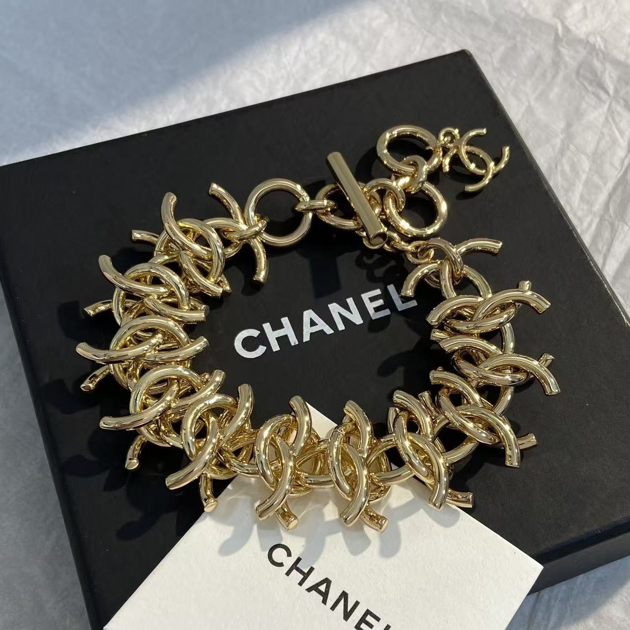 <p>CHANEL 金色多c重叠手链</p>
