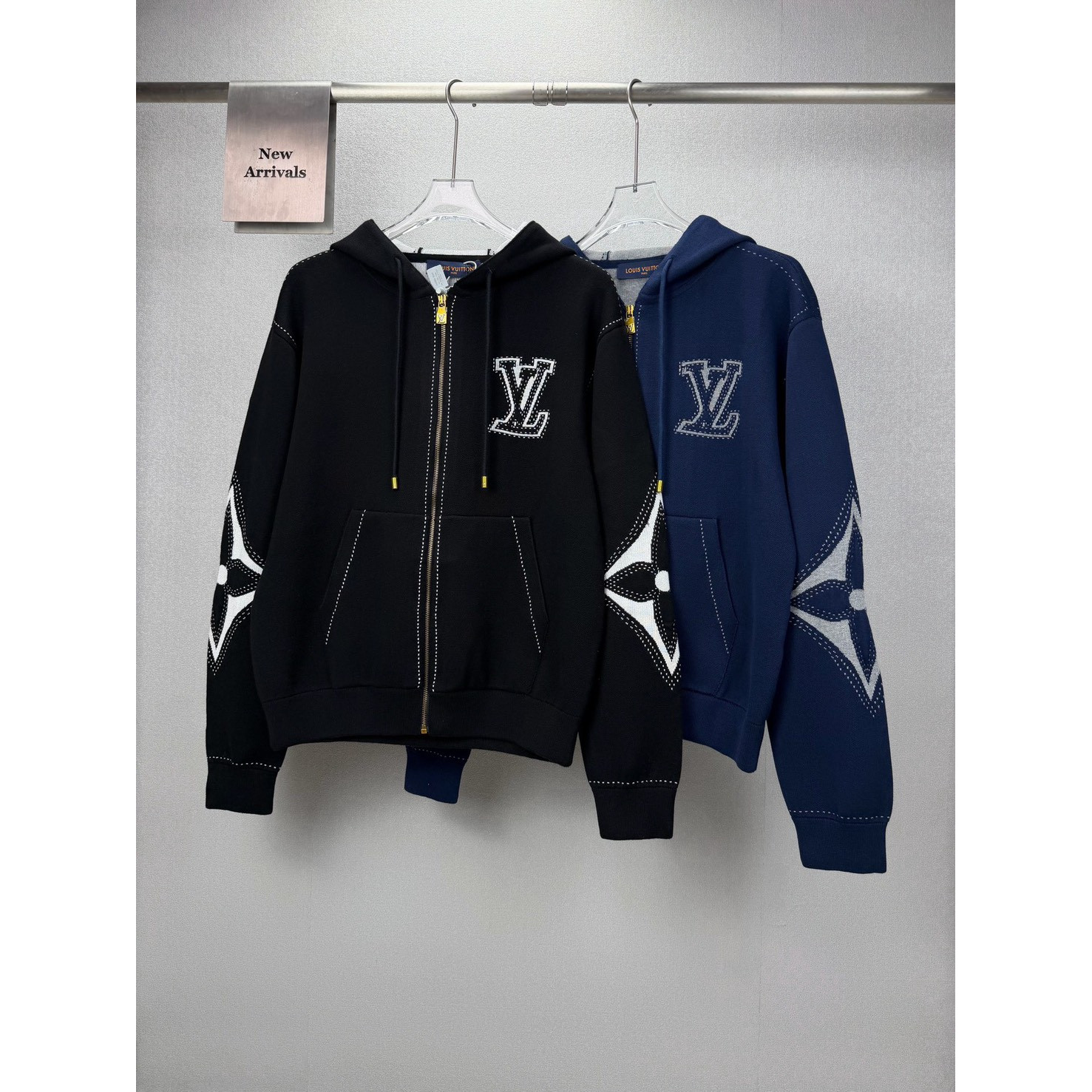 <p>LV&nbsp;嵌花提花logo情侣款连帽拉链针织毛衣外套(藍)</p>