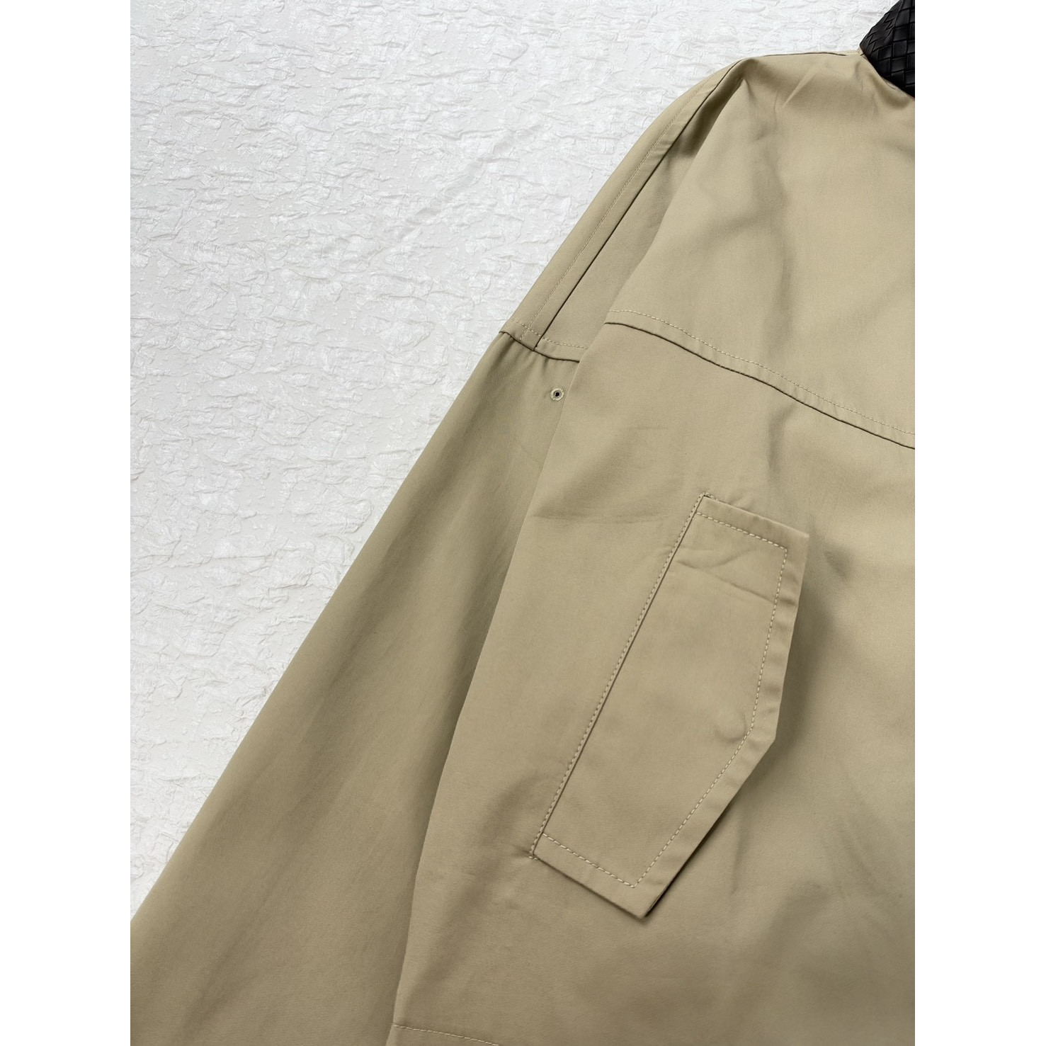 <p>Bottega Veneta Bv菱格编织纹路夹克外套(卡其)</p>