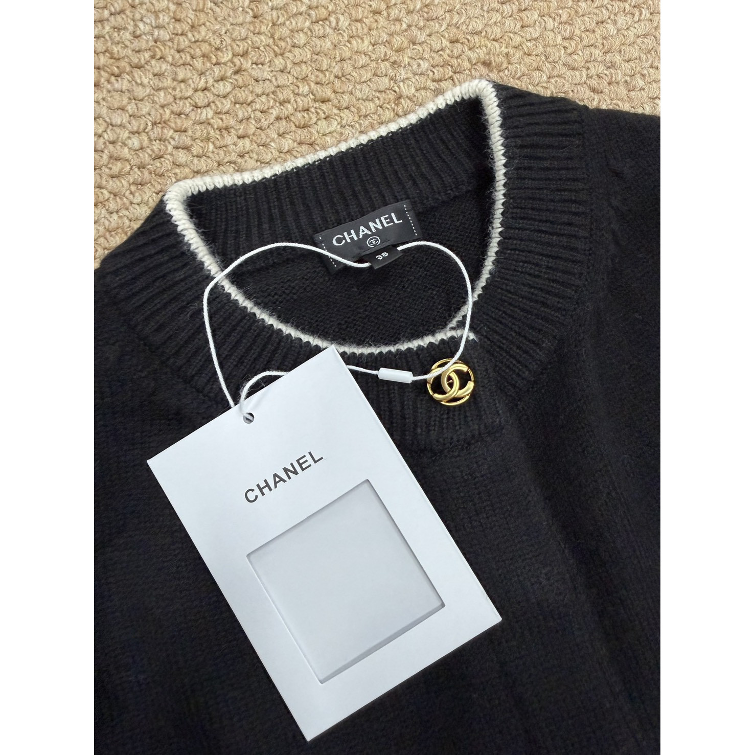 <p>Chanel 羊绒针织开衫(藏青)</p>